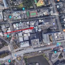 世継稲荷神社は、赤→の位置です。すぐ東の隣が筑土神社です。