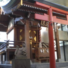 狭い敷地内に、世継稲荷神社のお社があります。直角に曲がります