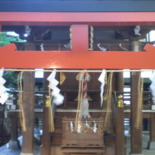 狭いので全体の写真を撮りにくいです。鳥居の奥にお社があります