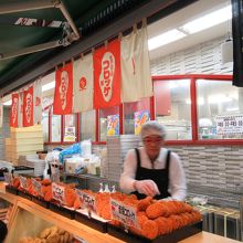 店員さんは忙しそうです。