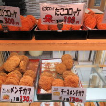 色々なコロッケ類が並びます。
