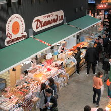 近江町市場にも2階も地下もあります。2階の通路からのお店