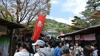 テーマパークのような賑わい