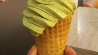 お茶のソフトクリームを片手に散歩