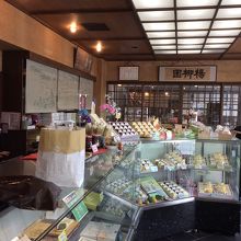 明るい店内