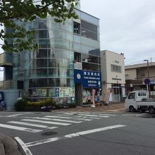 交番の横。どちらも頼りになりそうな一角