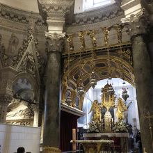 大聖堂の内部は祭壇の背後も見ることが出来る。