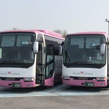 遅れすぎて後ろのバスに追いついた、の図