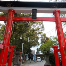 この朱色の通り委は印象的です。