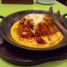 ランチメニューから選んだナポリタン。量が多すぎて完食できず。