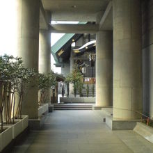 中坂に面した鳥居から見た参道と社殿の一部です。狭い参道です。