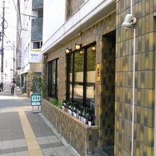 NTTドコモ東北支店の南側すぐ目の前にあります。