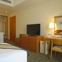 テレビは40型、ボトルウォーターはクマモンのデザイン