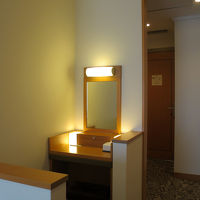 独立した化粧台は、客室の目隠しにもなっています