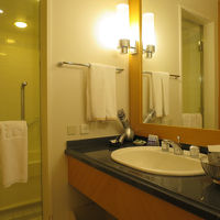 ガラスの向こうには洗い場付のバスルーム