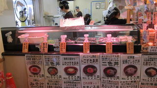 その場で唐揚げにしてくれる熱々の小魚が美味しい