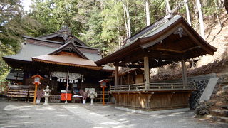 有名な五重塔までの３９８段の階段は辛かった