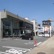 日本人向けのアメリカ風の商店街。