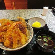 関東風の天丼で赤だし付きでした