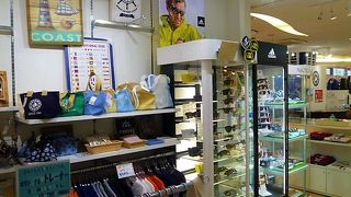 `HAYAMA MARINA`の真ん中にヨットが！