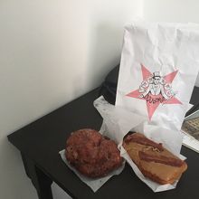 ベーコンメープルバーとアップルフリッター