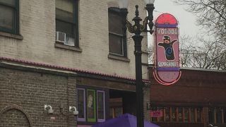 話のタネに、行ってみました。