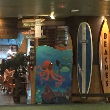 なんとかシャック（小屋）というＨａｗａｉｉａｎなレストラン。