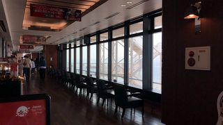 海ほたるの海側にずらっと並ぶ椅子