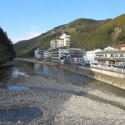 本当に川から温泉が湧いています