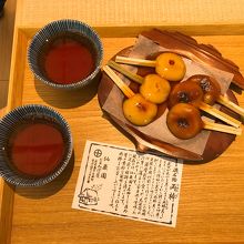 人数分のお茶とセットで提供されます。