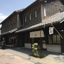 黒塗りの建物の右側が両棒屋です