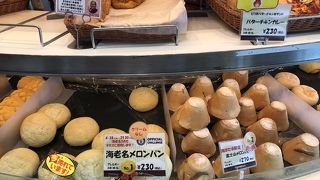 朝でもパンがズラリ