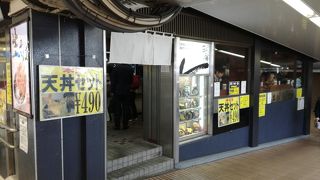 駅ナカの立ち食い蕎麦の人気店（一部椅子有）