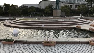 軍艦の前の公園です