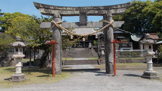 霊丘公園の中にあります。