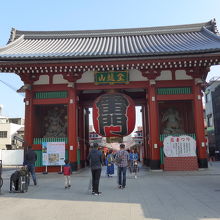 朝早くは比較的この様に少ない観光客です