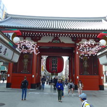 仲見世から見た雷門