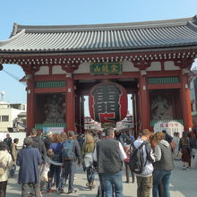 参拝して仲見世を戻ってくるともうこの様に人盛りでした