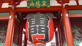 朝早く浅草・雷門を訪れました!!それでも多くの海外からの観光客が来ていました!!