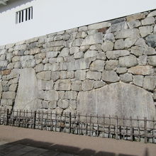 石垣の大きな石は「鏡石」というそうです