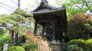 新宿区指定有形文化財 (工芸品) などがある寺院です
