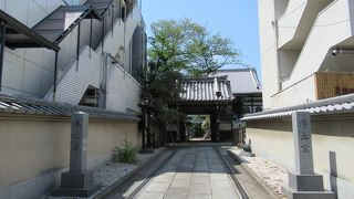 新宿区指定有形民俗文化財の庚申塔がある寺院です