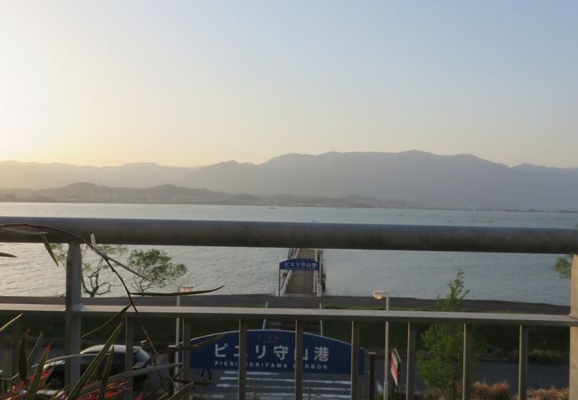 琵琶湖の夕日眺めながら食事できます