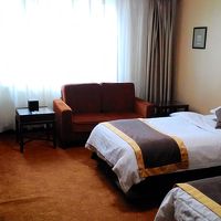 窓の向こうは郵便局のオフィスビル