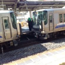 日根野駅での電車の連結