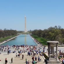 記念碑と向かい合う