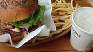 横浜赤レンガで食べる本格ハンバーガー