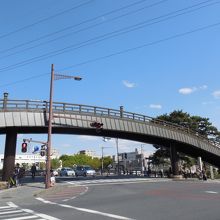 木目調による和風の太鼓型歩道橋「百代橋」