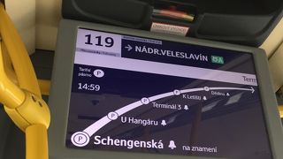 路線バス119系統でヴァーツラフ・ハヴェル国際空港からメトロA線（緑色）まで便利に移動できます