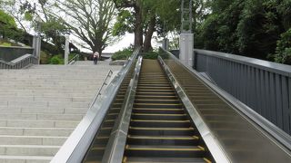 エスカレーターで上がる神社